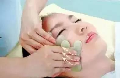 脸部刮痧的视频,轻松改善面部肌肤，焕发健康光彩